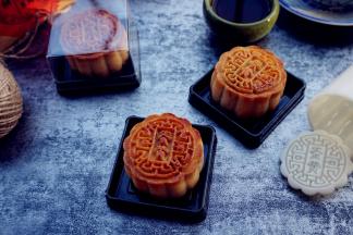 继续烘烤15分钟左右。烘烤好的月饼，不能立即品尝，放凉后放保鲜盒，室温回油两天后再食用