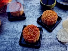 继续烘烤15分钟左右。烘烤好的月饼，不能立即品尝，放凉后放保鲜盒，室温回油两天后再食用