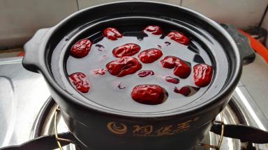 碗煲底小，可在炉灶上放个锅架。