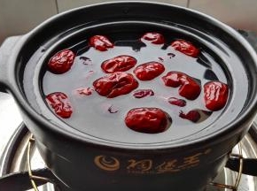 碗煲底小，可在炉灶上放个锅架。