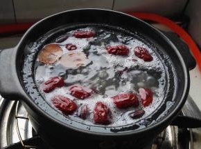 水开打开盖子用勺扬几下降温（砂锅保温性能好，小火还会沸腾会）。