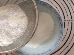 红曲粉和面粉一起过筛两遍