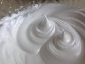 蛋清分两三次加入细砂糖，打至中干性发泡，如图呈现小弯钩状态