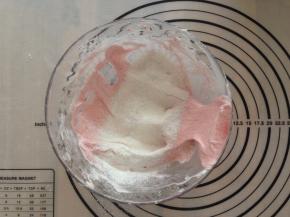 筛入剩余的粉类，切拌好后，再重复五次的压拌手法