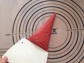 将面糊装进裱花袋里，剪个小口