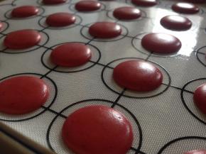 在干爽通风处晾皮50分钟左右，触摸一下表皮不粘手，有一层软壳的状态即可