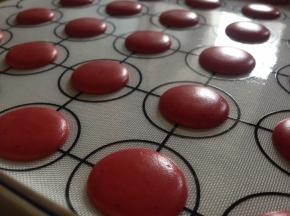 在干爽通风处晾皮50分钟左右，触摸一下表皮不粘手，有一层软壳的状态即可