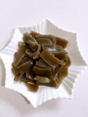 魔芋切成块儿，在开水中焯水2分钟左右，去除魔芋里面的碱味儿！