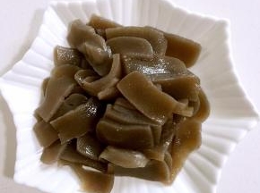 魔芋切成块儿，在开水中焯水2分钟左右，去除魔芋里面的碱味儿！