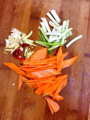 胡萝卜洗净切成片，蒜瓣剁碎，生姜切成丝，干辣椒切成段，葱白也切成段备用！