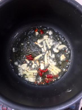 锅烧热倒入适量的油，放入蒜瓣，生姜，干辣椒，花椒炒出香味儿！