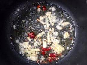 锅烧热倒入适量的油，放入蒜瓣，生姜，干辣椒，花椒炒出香味儿！