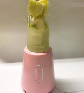 把果汁装到果汁机里