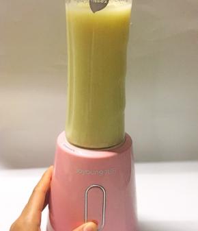 轻轻按住，几秒果汁就打好了