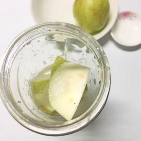 先将一个半的番石榴切块放入果汁杯里，然后加入细砂糖大概5克