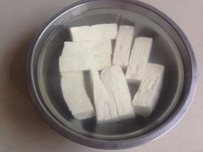 买回来的豆腐先用盐水泡一下，每份豆腐都切成3小块