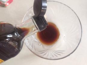 做酱汁,生抽和醋倒入小碗里