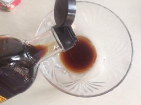 做酱汁,生抽和醋倒入小碗里