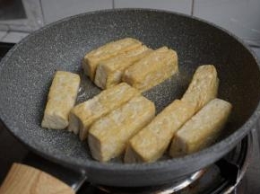 煎至两面金黄，大概7分钟