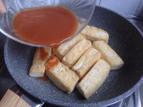 然后将酱汁倒入锅里