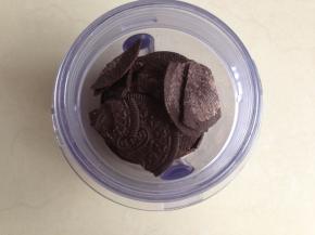 将饼干去掉夹心，放研磨机内磨成粉末状。也可以去烘焙店买整包的奥利奥饼干碎。没有研磨机的话，可以将饼干放进厚实一点的保鲜袋里，用擀面棍或玻璃饼擀碎饼干