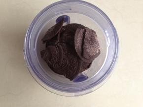 将饼干去掉夹心，放研磨机内磨成粉末状。也可以去烘焙店买整包的奥利奥饼干碎。没有研磨机的话，可以将饼干放进厚实一点的保鲜袋里，用擀面棍或玻璃饼擀碎饼干