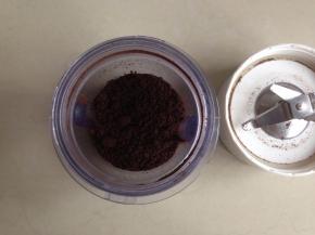 淡奶油加入细砂糖。淡奶油一定要在冰箱里冷藏过才好打发