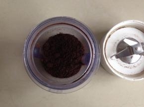 淡奶油加入细砂糖。淡奶油一定要在冰箱里冷藏过才好打发