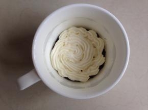 将淡奶油放裱花袋里，挤一圈淡奶油。没有裱花袋也可以直接用勺子勺淡奶油进去