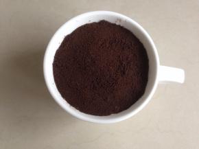 再放入一些饼干粉末，再放淡奶油，如此累推，最后表面是饼干粉末