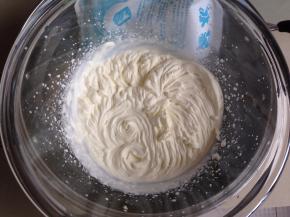 用电动打蛋器开中高档打发，大概打发几分钟时间，可以看到淡奶油越来越浓稠，就调慢档打发，一边打一边观察，防止打发过头。打发到如图的状态可以了