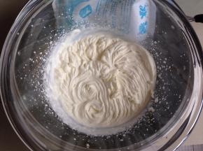 用电动打蛋器开中高档打发，大概打发几分钟时间，可以看到淡奶油越来越浓稠，就调慢档打发，一边打一边观察，防止打发过头。打发到如图的状态可以了