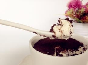 在成品上面放一块奥利奥饼干装饰即可