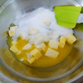 黄油，白砂糖，蜂蜜放入盆中，隔水加热融化，白砂糖比较难融化，要有耐心哦