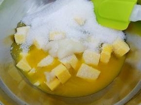 黄油，白砂糖，蜂蜜放入盆中，隔水加热融化，白砂糖比较难融化，要有耐心哦