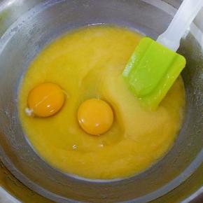 融化后关火，拿出盆，放入小苏打搅拌均匀，打入鸡蛋搅拌均匀