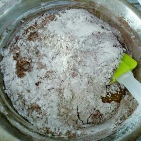 低粉和可可粉10克混合均匀，筛入盆中搅拌成面团