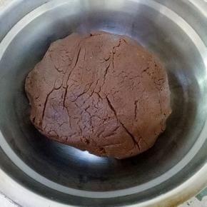 搅拌好的面团放入冰箱冷藏30分钟