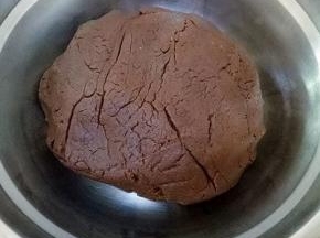 搅拌好的面团放入冰箱冷藏30分钟