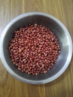 1、原料：浸泡过的红豆。