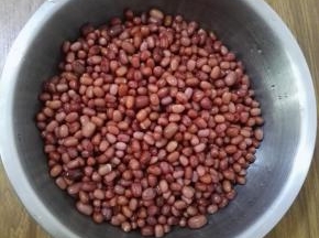 1、原料：浸泡过的红豆。