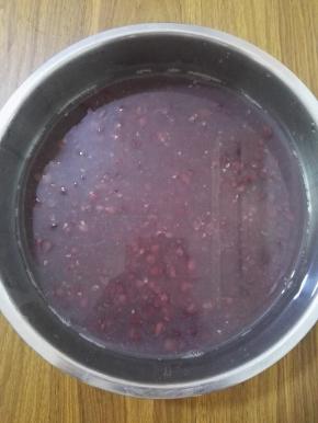 3、煮好的红豆倒入盆中。