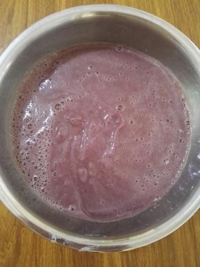 4、用料理机，将红豆打成泥状。