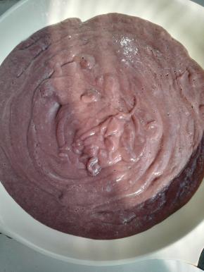 5、将红豆泥倒入平底锅中，用中火慢慢加热，用刮刀不停的搅拌翻炒。