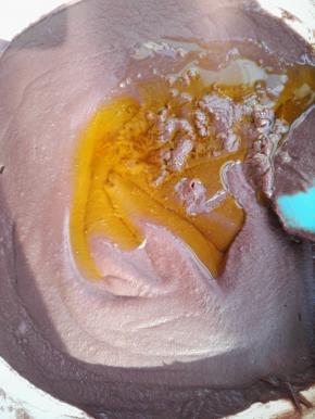 6、当红豆泥中的水分消失一部分时，加入大豆油，继续不停的搅拌翻炒。