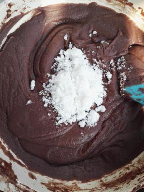 7、加入白糖，翻炒均匀。