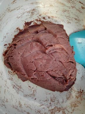 8、红豆泥中的水分完全消失，炒至红豆泥可以成团时，关火晾凉即可使用。