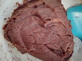 8、红豆泥中的水分完全消失，炒至红豆泥可以成团时，关火晾凉即可使用。