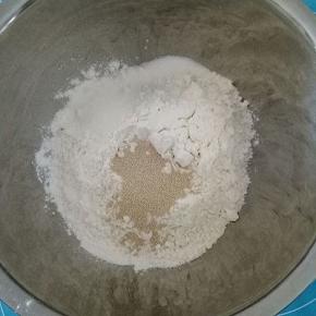 将高筋面粉，盐，酵母，糖，放在容器里
