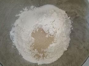 将高筋面粉，盐，酵母，糖，放在容器里